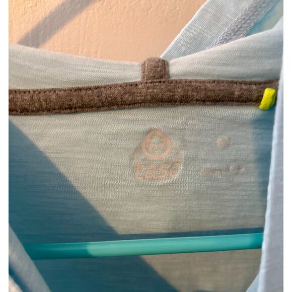 TASC Performance Lightweight Hoodie Men’s Medium Blue Bamboo Long Sleeve - Picture 2 of 3